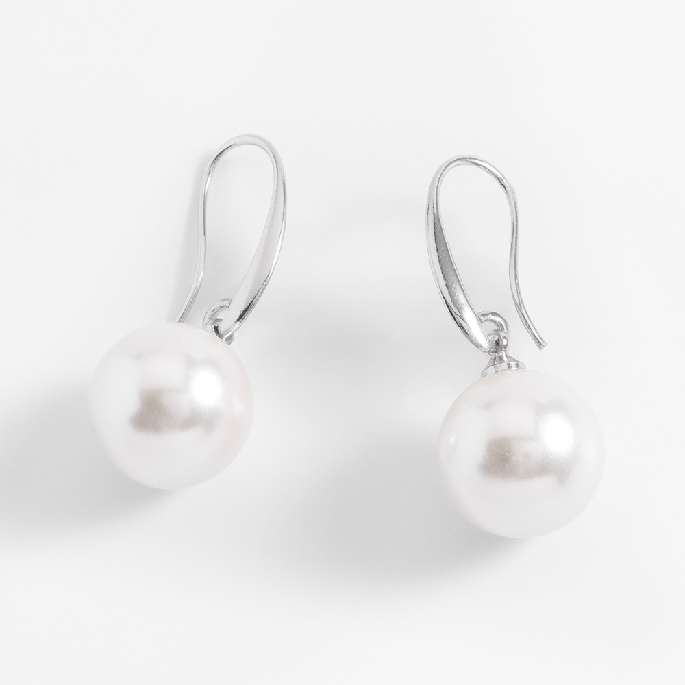 New Cream pearl earrings with elegant platinum plating